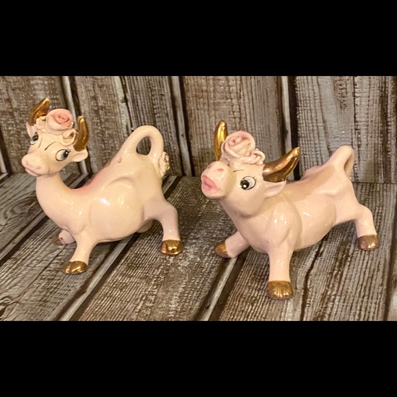 🎉Sold Thames salt & pepper shakers bulls